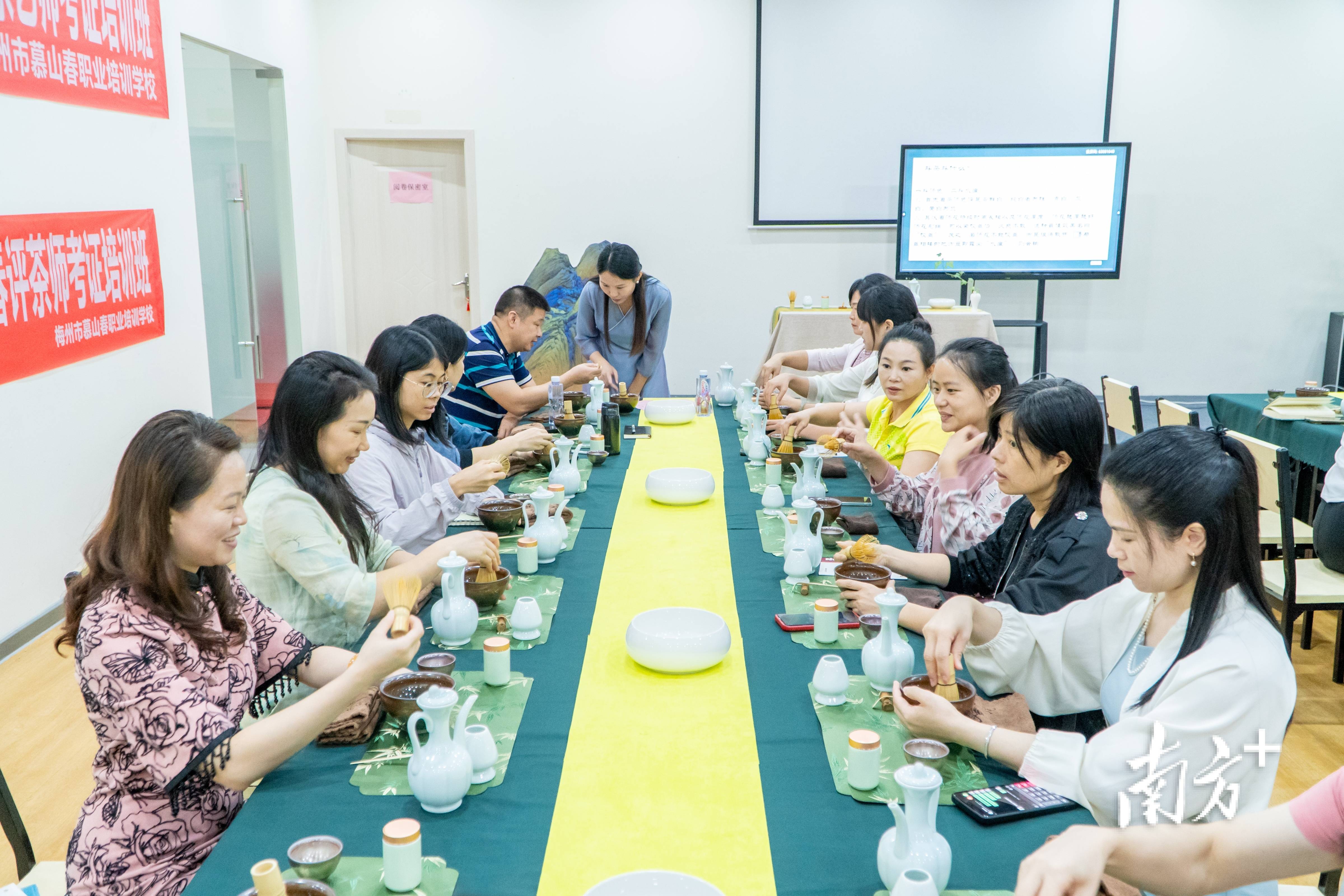 现场斗茶梅州点茶技艺专题培训开班jbo竞博APP(图1)